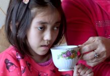 10-летняя Лаура из Шымкента весит 11 кг. Девочке страшно жить…