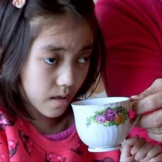10-летняя Лаура из Шымкента весит 11 кг. Девочке страшно жить…
