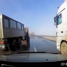 Водитель грузовика чудом избежал аварии с бензовозом на трассе между Таразом и Шымкентом