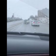 Очевидец в Шымкенте снял на видео езду внедорожника задом наперед В Шымкенте очевидец снял на видео езду внедорожника задом наперед