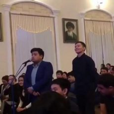 Экс-аким Шымкента Габидулла Абдрахимов подарил свой велосипед незнакомцу