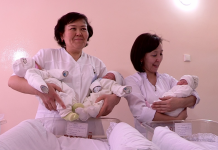 Первых тройняшек, которые родились в Шымкенте в этом году, выписали из роддома Первых тройняшек, которые родились в Шымкенте в этом году, выписали из роддома