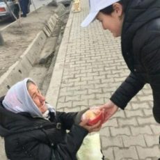 Шымкентская молодежь раздает горячую еду тем, кто работает на улице Шымкентская молодежь раздает горячую еду тем, кто работает на улице