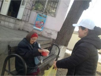 Шымкентская молодежь раздает горячую еду тем, кто работает на улице