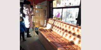 В шымкентском автобусе установили диван диван в автобусе