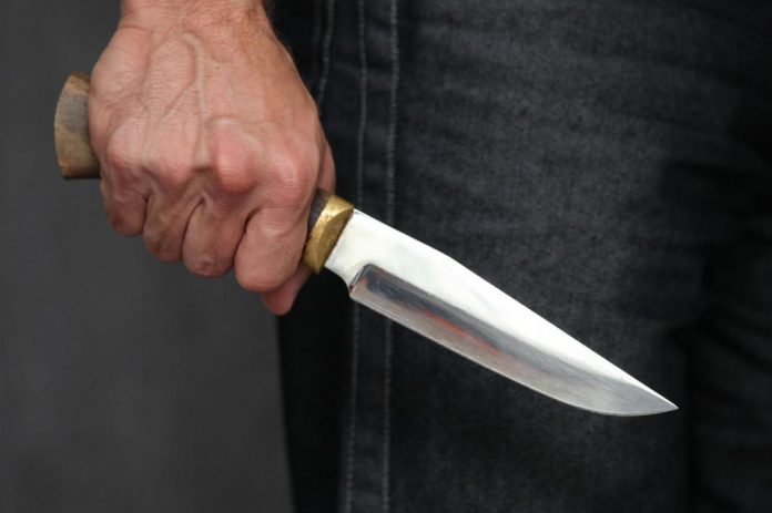 Подросток ранил ножом двух парней в ЮКО
