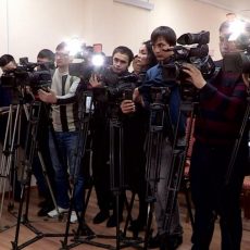 В Шымкенте прошел брифинг управления образования ЮКО по происшествию с ребенком в Сарыагашском районе Журналисты., собравшиеся на брифинге