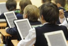 Учебники для школьников 3, 6 и 8 классов будут доступны в электронном виде Учебники будут доступны на гаджетах