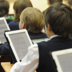 В Казахстане изменили правила обучения экстерном Учебники будут доступны на гаджетах