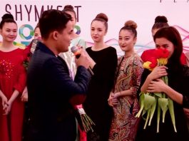 Молодой человек сделал предложение девушке на показе мод в Шымкенте