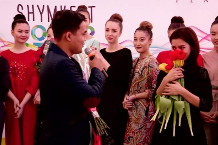 Молодой человек сделал предложение девушке на показе мод в Шымкенте
