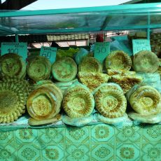 Какие лепешки можно купить на базаре Шымкента
