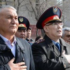 На здании Абайского ОП Шымкента установлена мемориальная доска полковнику Тажибаеву На торжественном открытии мемориальной доски