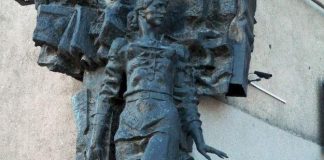 Герою Советского Союза, именем которой названа маленькая улочка в Шымкенте, исполнилось бы 95 лет Памятник Мельникайте в Тюмени