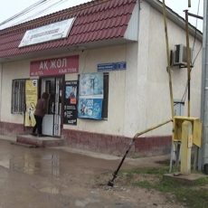 Водитель грузовика оставил жителей микрорайона Самал без газа Водитель снес газовую трубу около магазина