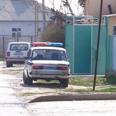 Соседи рассказали о пожилой женщине, которая подозревается в убийстве сына в Аксукенте Женщина, подозреваемая в убийстве, находится под домашним арестом