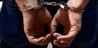 Полицейские Кентау задержали мошенника Задержанный в наручниках