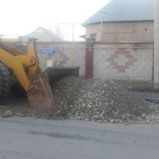 Провал на дороге в микрорайоне Шымкента ликвидирован Рабочие заделывают провалы на улице Асфендиярова