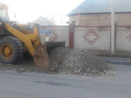 Рабочие заделывают провалы на улице Асфендиярова