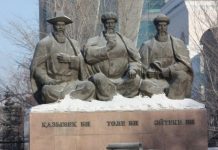 В Шымкенте снимут сериал о жизни Толе би Памятник трем биям. Толе би в центре