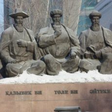 В Шымкенте снимут сериал о жизни Толе би Памятник трем биям. Толе би в центре