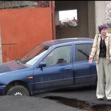 В шымкентском микрорайоне асфальт ушел из-под ног