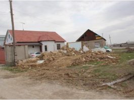 В Шымкенте сносят незаконные постройки