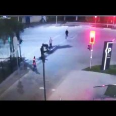 В Шымкенте камеры наблюдения зафиксировали инцидент с дракой около торгового центра