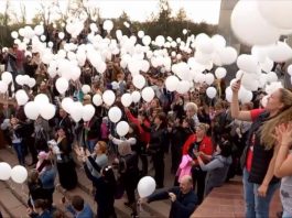 В Шымкенте запустили в небо тысячи белых шаров в память о погибших в Кемерове