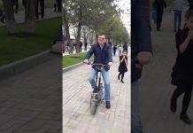 Пресс-секретарь акима Шымкента застала директора зоопарка в непривычной обстановке Нургазы Бухарбаев на электросамокате