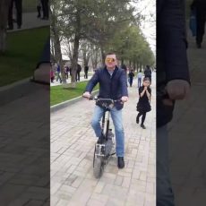 Пресс-секретарь акима Шымкента застала директора зоопарка в непривычной обстановке Нургазы Бухарбаев на электросамокате