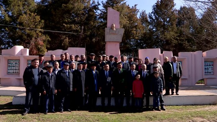 Жители села Ушкын возложили цветы к памятнику первому председателю