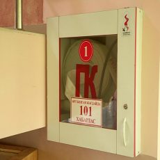 В местах массового посещения в Шымкенте проходят тотальные проверки Пожарный щит в здании