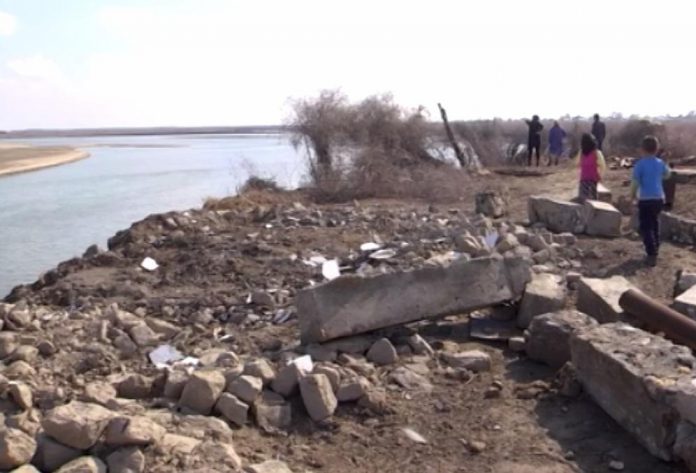 Река Сырдарья в Южном Казахстане перепугала жителей села Байыркум