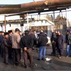 Рабочие крупнейшей строительной компании ЮКО требуют выплатить им долги В ЮКО сотни строителей требуют зарплату и начисление пенсионных
