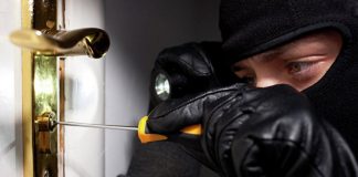 Грабители в масках ворвались в дом семьи с детьми в ЮКО грабитель в маске