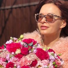 Поклонники призвали Эвелину Блёданс больше не показывать свои соски Эвелина Блёданс