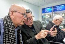 В Шымкенте аташки и апашки учились обращаться со смартфонами Аташки, апашки и смартфон