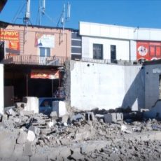 За беспорядок и завалы мусора напротив рынка Бекжан ответили… Полуразрушенные здания неподалеку от Бекжана