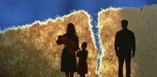 Жительница Шымкента разрушила собственную семью и теперь опасается, что муж заберет детей Развод