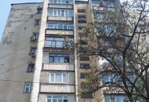 В Шымкенте разбилась женщина, упав с большой высоты Высотный дом