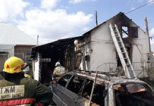 В Шымкенте пожар уничтожил времянку и автомобиль (фото)