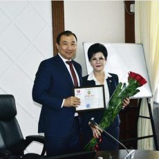 Аким Шымкента проводил Жанат Тажиеву на новую работу Аким Шымкента проводил Жанат Тажиеву на новую работу