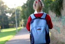 Жительница ЮКО заявила, что школьники избили ее дочь из-за короткого платья девочка стоит спиной