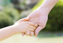 Без надзора Детская и взрослая рука