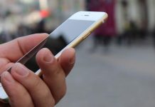 Больше месяца будут проблемы с сотовой связью у жителей двух районов Шымкента телефон в руке