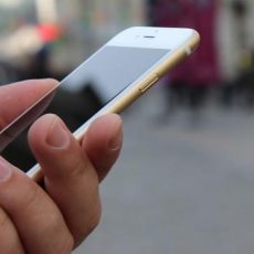 700 тыс. казахстанцев получили SMS-сообщение для проактивного назначения выплаты «42 500 тенге» телефон в руке