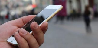 Казахстанцы смогут загружать ЭЦП в смартфоны телефон в руке