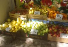 Фрукты и овощи необычных «сортов» продают на рынках Шымкента Фрукты и овощи необычных «сортов» продают на рынках Шымкента