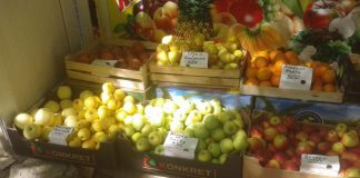 Фрукты и овощи необычных «сортов» продают на рынках Шымкента Фрукты и овощи необычных «сортов» продают на рынках Шымкента